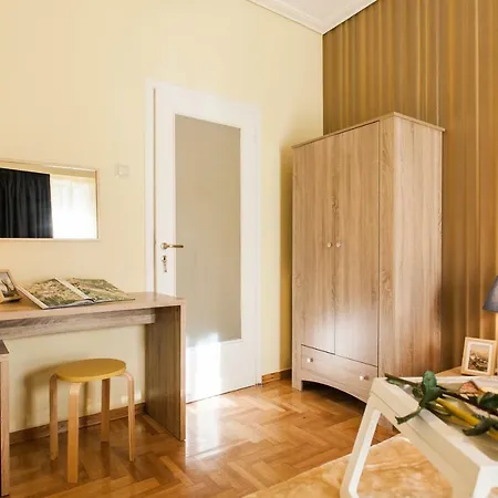 Private View In Shared Near To Acropolis Metro Station アテネ